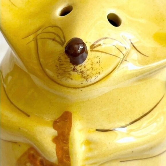 Yellow mouse holding a piece of cheese is perfect for holding Parmesan cheese. - Picture 2 of 8